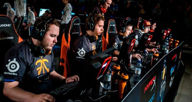 Jogador profissional de esports em artigo sobre saúde mental