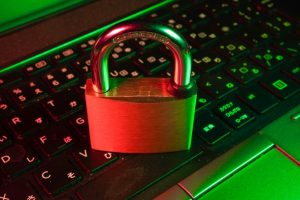 Imagem conceitual sobre segurança digital e risco de malware