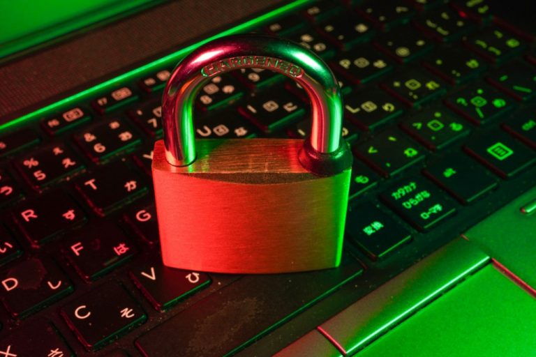 Imagem conceitual sobre segurança digital e risco de malware
