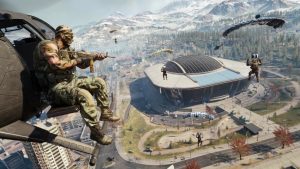 Captura oficial de Call of Duty Warzone com operador armado no helicóptero sobre a cidade de Verdansk