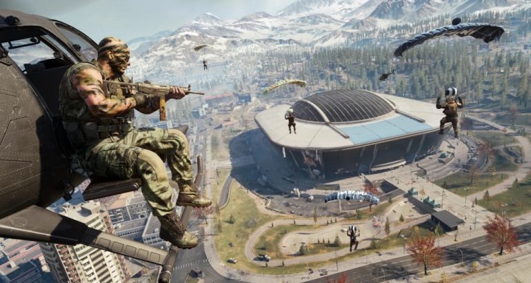 Captura oficial de Call of Duty Warzone com operador armado no helicóptero sobre a cidade de Verdansk
