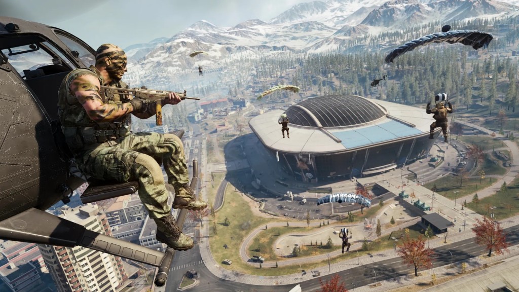 Captura oficial de Call of Duty Warzone com operador armado no helicóptero sobre a cidade de Verdansk