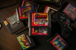 Coleção de cartuchos e jogos clássicos usada para ilustrar ports nativos no PC