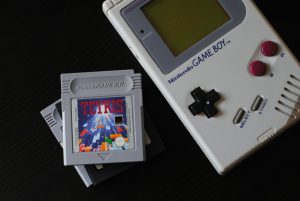 Game Boy com cartuchos de jogos para ilustrar formatos ROM ISO BIOS