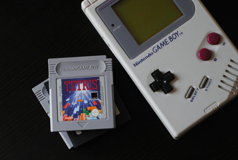 Game Boy com cartuchos de jogos para ilustrar formatos ROM ISO BIOS