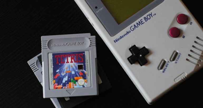Game Boy com cartuchos de jogos para ilustrar formatos ROM ISO BIOS