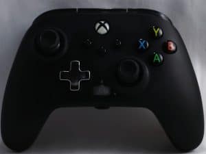 Controle Xbox usado em guia de conexão no PC, celular e console