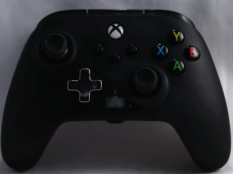 Controle Xbox usado em guia de conexão no PC, celular e console
