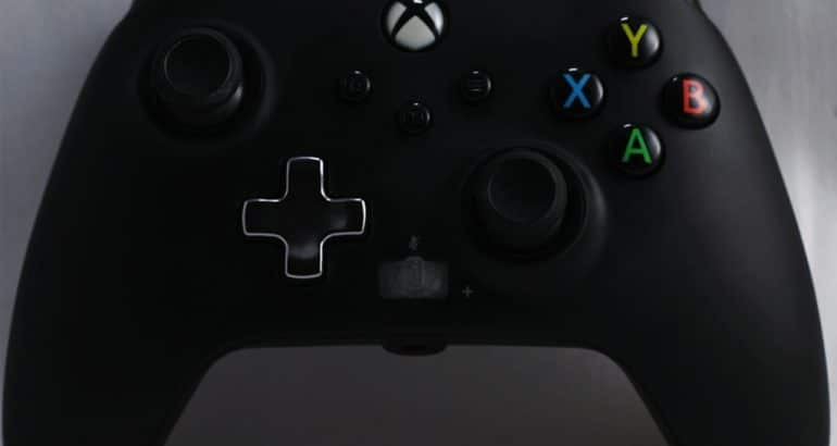 Controle Xbox usado em guia de conexão no PC, celular e console