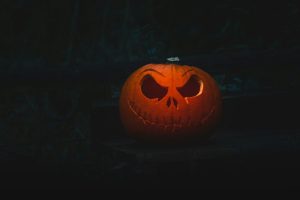 Abóbora decorativa iluminada próxima a uma luminária, representando o festival de Halloween Steam Scream