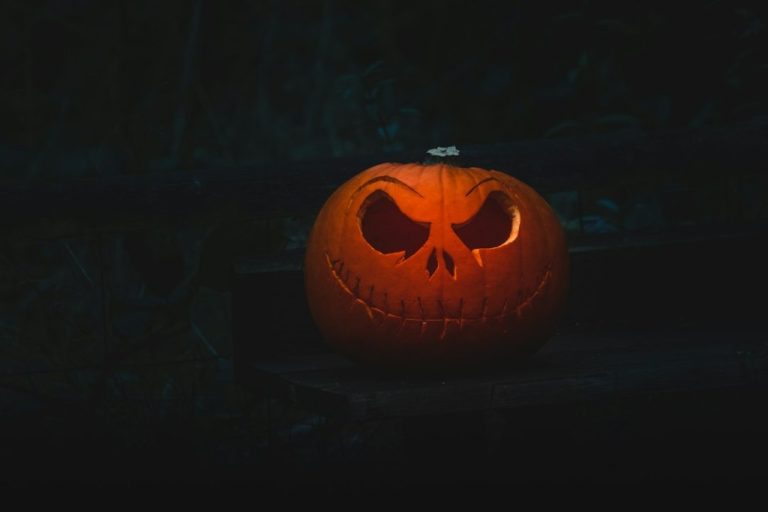Abóbora decorativa iluminada próxima a uma luminária, representando o festival de Halloween Steam Scream