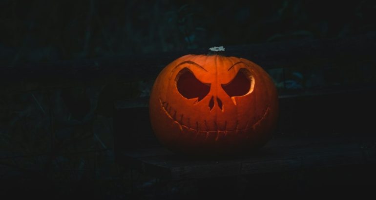 Abóbora decorativa iluminada próxima a uma luminária, representando o festival de Halloween Steam Scream