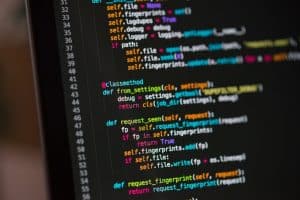 Código de programação em tela de computador ilustrando engenharia reversa de games com inteligência artificial