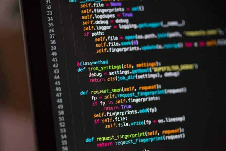 Código de programação em tela de computador ilustrando engenharia reversa de games com inteligência artificial
