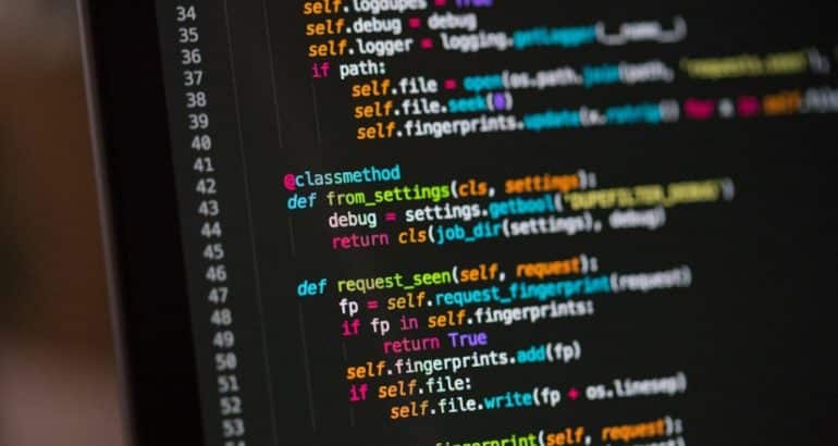 Código de programação em tela de computador ilustrando engenharia reversa de games com inteligência artificial