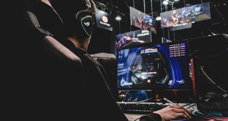 Setup gamer representando o mercado de skins do CS2
