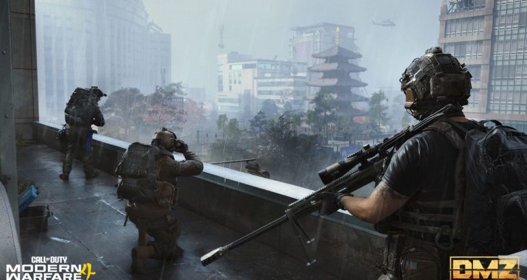 Operadores armados se abrigam em cobertura na cidade chuvosa de Hajin, cena de Modern Warfare 4 DMZ