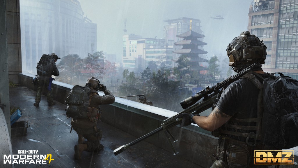 Operadores armados se abrigam em cobertura na cidade chuvosa de Hajin, cena de Modern Warfare 4 DMZ