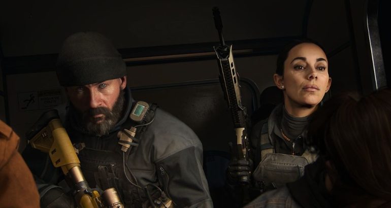 Cena de Call of Duty Modern Warfare 4 com soldado dentro de transporte militar, imagem do jogo