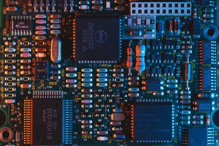 Placa de circuito eletrônico real usada como imagem ilustrativa para proteção de software