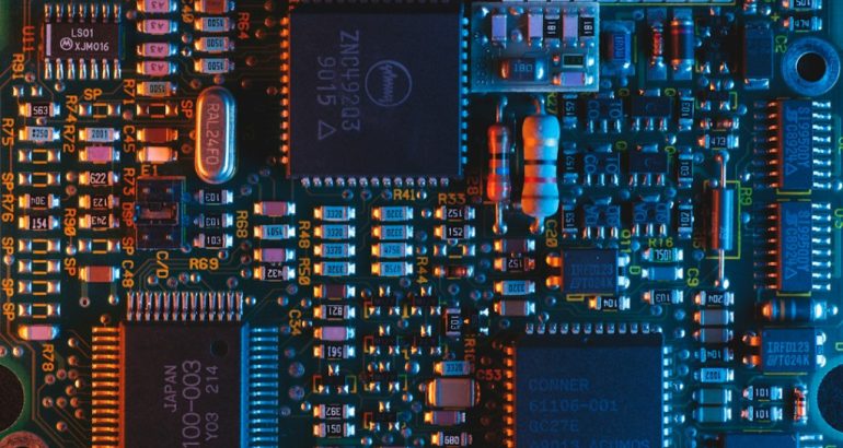 Placa de circuito eletrônico real usada como imagem ilustrativa para proteção de software