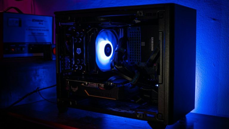Computador gamer com placa de vídeo dedicada, ilustrando o novo driver AMD