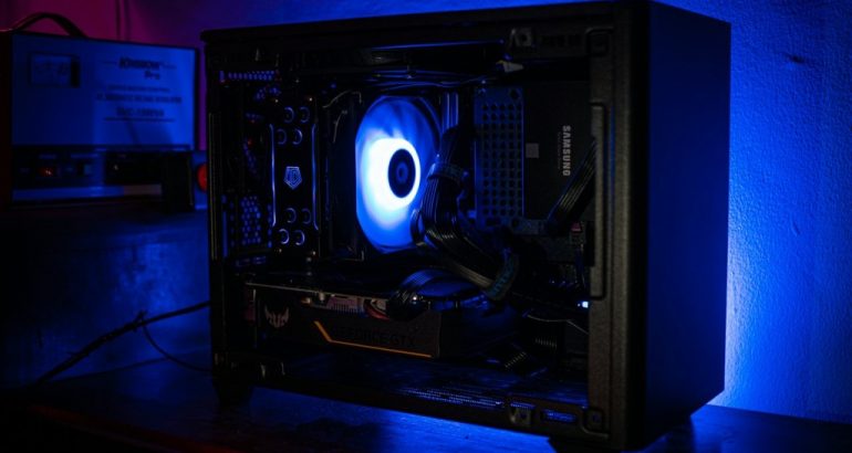 Computador gamer com placa de vídeo dedicada, ilustrando o novo driver AMD