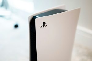Console PlayStation 5 em ambiente doméstico, imagem ilustrativa de expansão de armazenamento