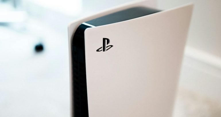 Console PlayStation 5 em ambiente doméstico, imagem ilustrativa de expansão de armazenamento