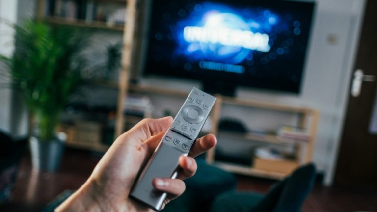 Televisão em ambiente doméstico, imagem ilustrativa do artigo sobre personalização de smart TVs com IA