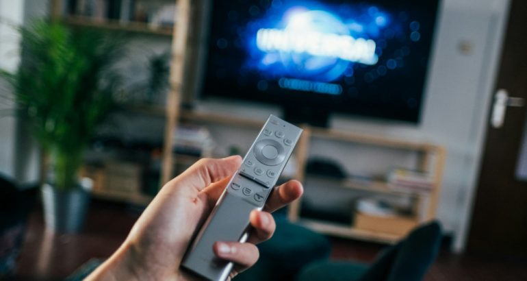 Televisão em ambiente doméstico, imagem ilustrativa do artigo sobre personalização de smart TVs com IA
