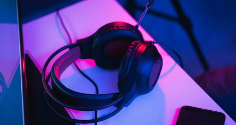 Streamer em frente ao computador durante transmissão de games