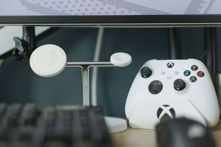 Teclado e controle de videogame em uma mesa de trabalho