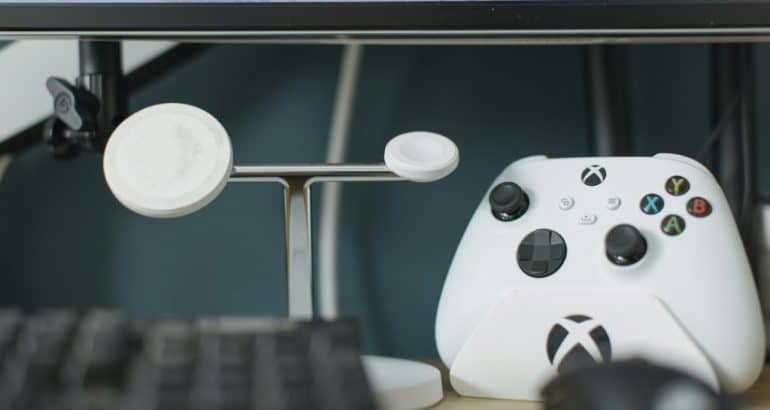 Teclado e controle de videogame em uma mesa de trabalho