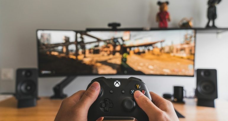 Pessoa segurando controle de videogame, imagem de apoio para gestão de assinatura do Xbox Game Pass