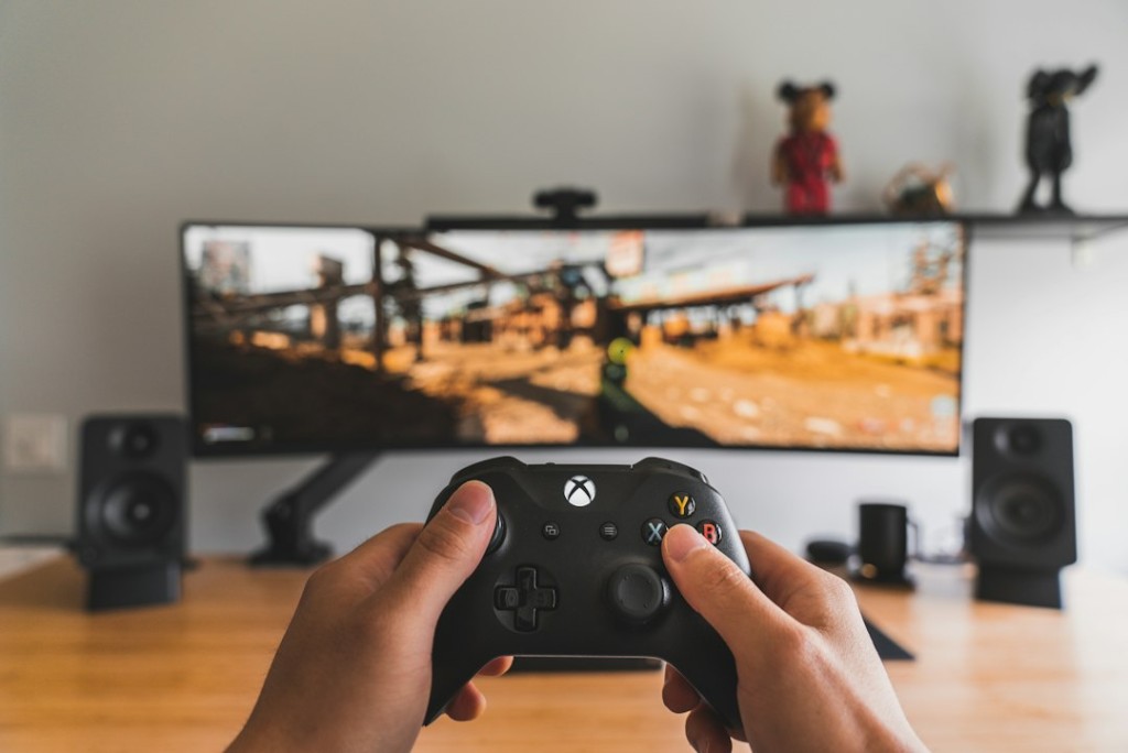Pessoa segurando controle de videogame, imagem de apoio para gestão de assinatura do Xbox Game Pass